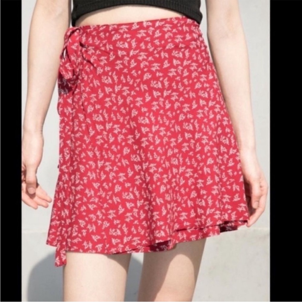 Brandy Melville - FLORAL WRAP SKIRT